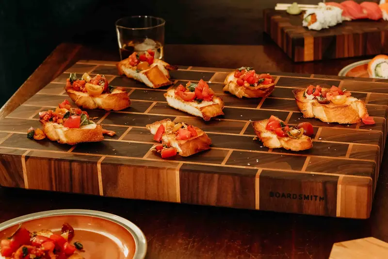 Brick-Style End Grain Cutting Board – Walnut & Maple Inlay 1